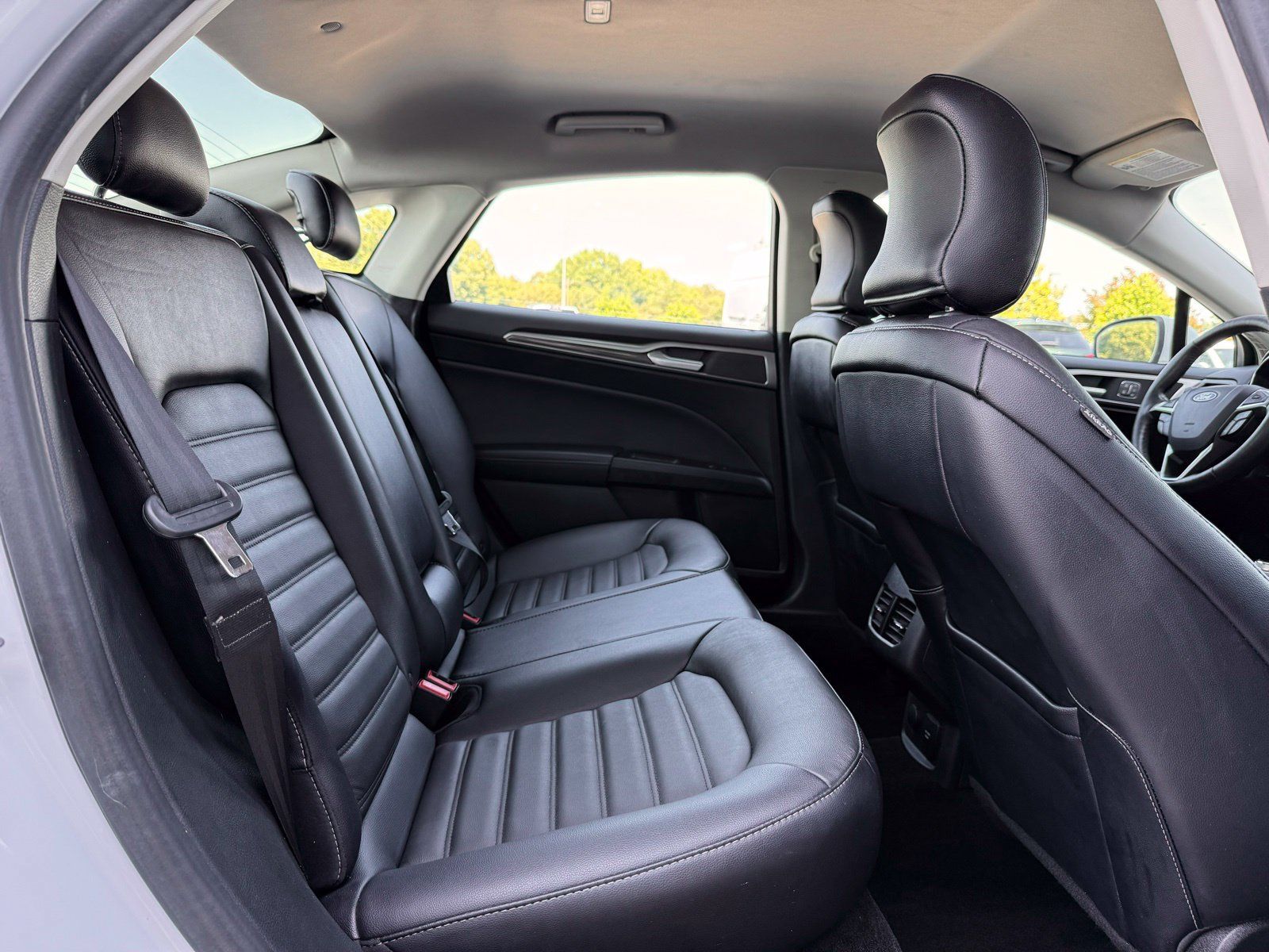 Used 2018 Ford Fusion SE w/ Equipment Group 602A FWD image 18