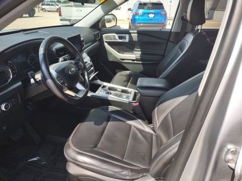 Used 2021 Ford Explorer XLT w/ Equipment Group 202A AWD/4WD image 12