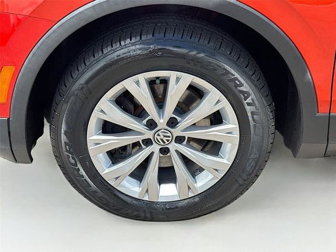 Used 2018 Volkswagen Tiguan SE w/ Panoramic Sunroof Package AWD/4WD image 31