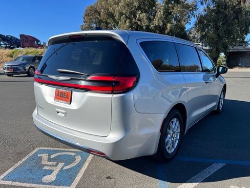 Used 2024 Chrysler Pacifica Touring-L FWD image 7