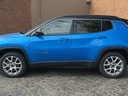Used 2025 Jeep Compass Limited AWD/4WD image 5