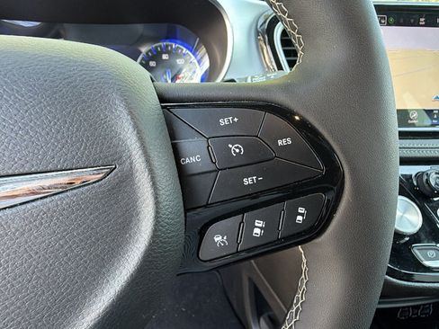 Used 2025 Chrysler Pacifica Limited FWD image 29