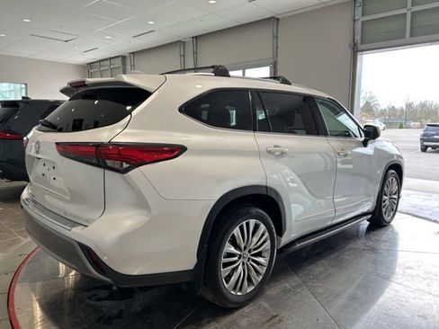 Used 2023 Toyota Highlander Platinum image 8
