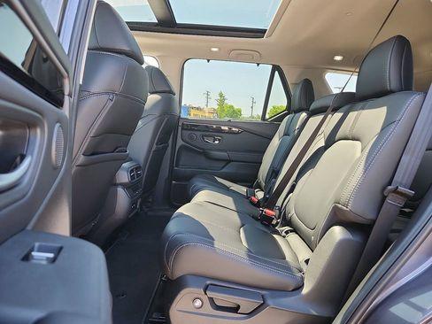 Certified 2025 Honda Pilot Touring image 6