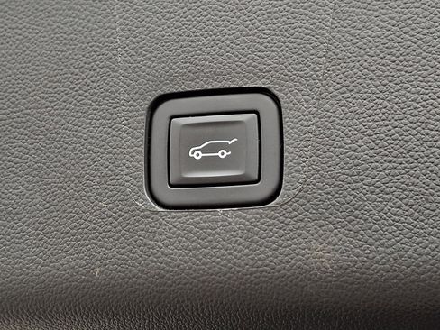 Certified 2023 Chevrolet Traverse LT FWD image 31