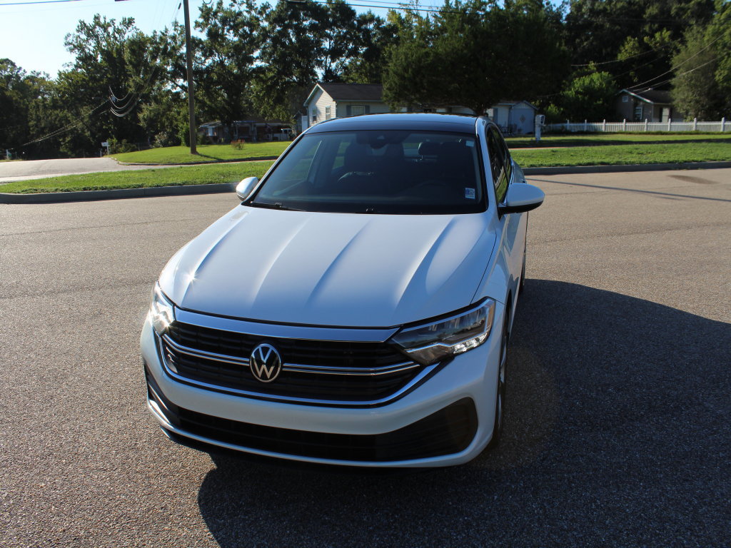 Used 2023 Volkswagen Jetta SE w/ Panoramic Sunroof Package FWD image 3