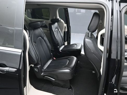 Used 2024 Chrysler Pacifica Touring-L FWD image 33