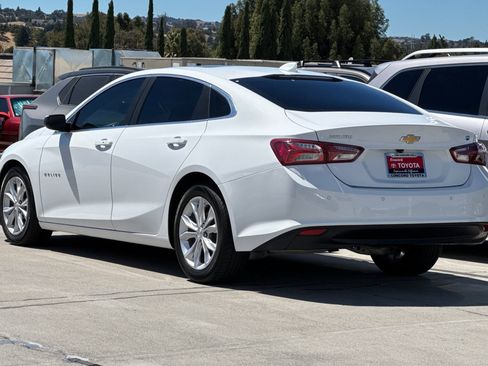 Used 2019 Chevrolet Malibu Hybrid w/ Leather Package FWD image 3