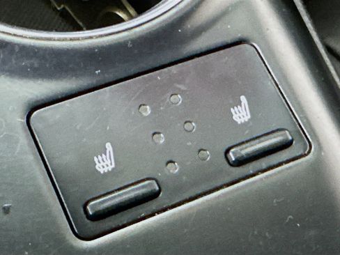 Used 2020 Toyota Camry XLE image 3