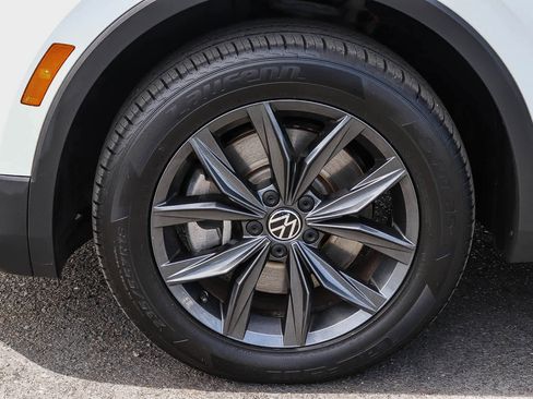 Used 2023 Volkswagen Tiguan SE w/ Panoramic Sunroof Package image 12