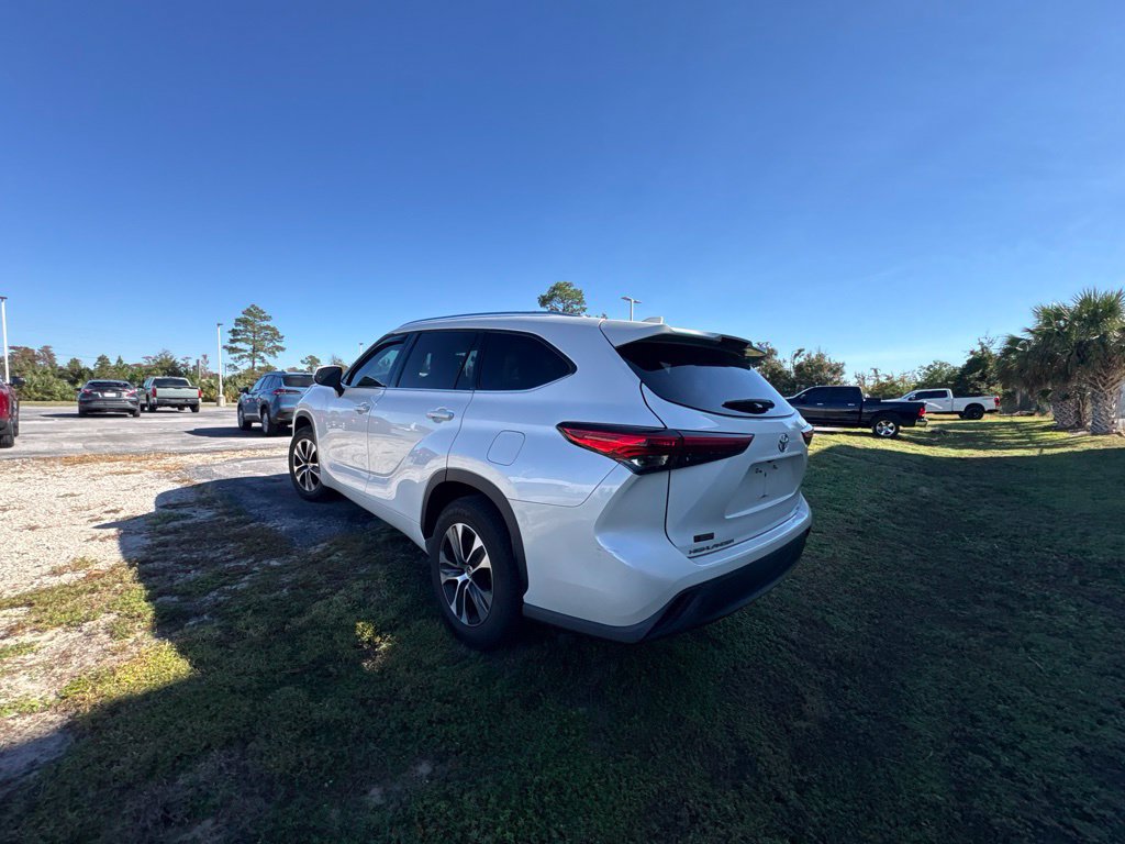 Used 2021 Toyota Highlander XLE FWD image 26