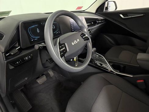 Used 2025 Kia Niro LX image 19