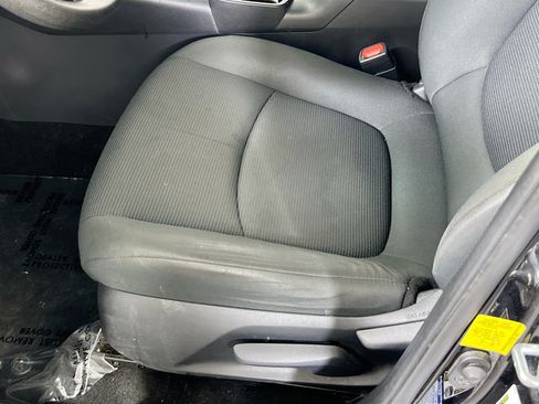 Used 2021 Toyota RAV4 LE AWD/4WD image 18