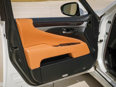 Used 2013 Lexus LS 460 w/ Comfort Pkg image 17