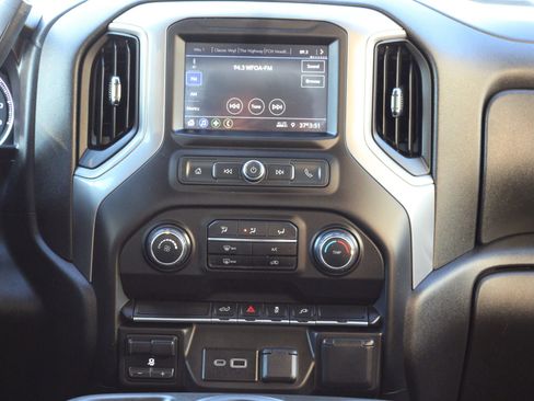 Used 2022 Chevrolet Silverado 2500 Custom w/ Custom Convenience Package AWD/4WD image 18