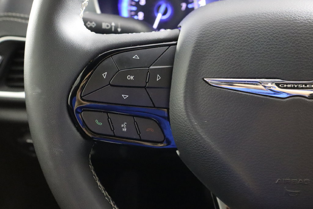 Used 2025 Chrysler Pacifica Limited FWD image 8