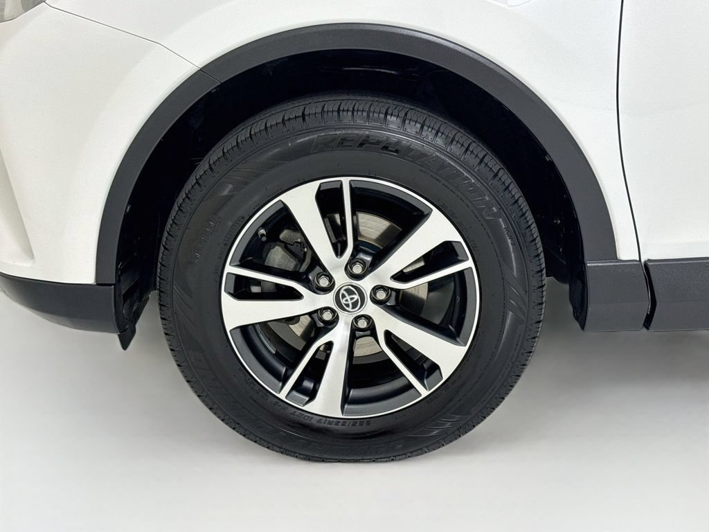 Used 2018 Toyota RAV4 XLE AWD/4WD image 29