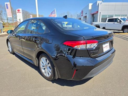 Used 2024 Toyota Corolla LE w/ LE Convenience Package image 5