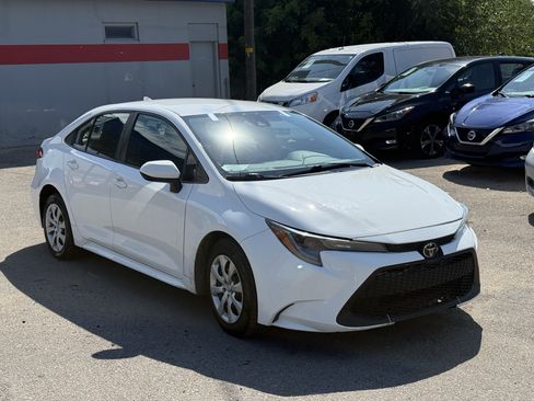 Used 2022 Toyota Corolla LE FWD image 2