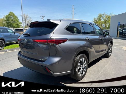 Used 2023 Toyota Highlander XLE AWD/4WD image 8