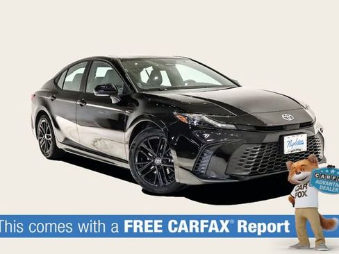 Used 2025 Toyota Camry SE image 2