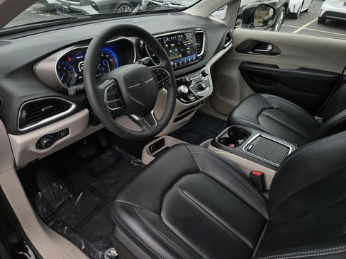 Used 2024 Chrysler Pacifica Touring-L image 8