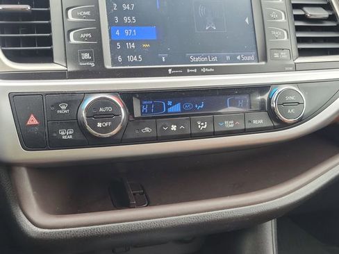 Used 2018 Toyota Highlander Limited Platinum image 25