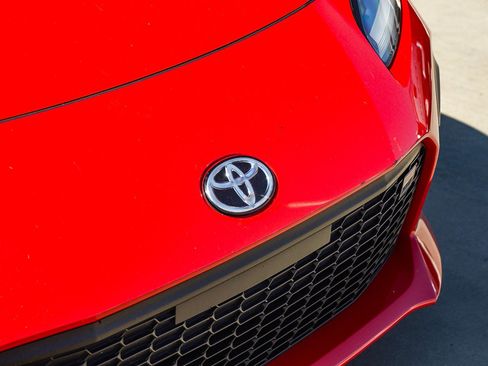 Used 2023 Toyota GR86 RWD image 10
