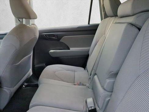 Certified 2024 Toyota Highlander LE FWD image 17