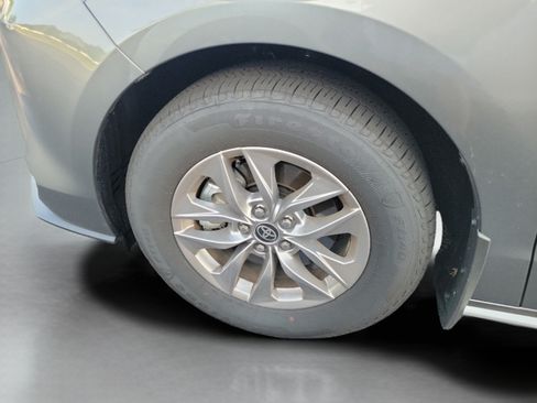 Used 2026 Toyota Sienna XLE FWD image 31