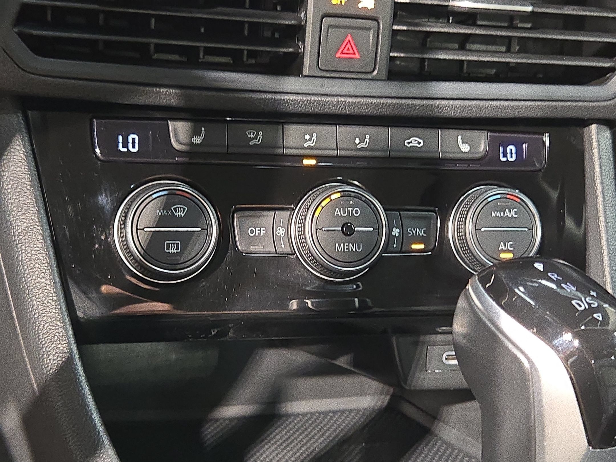Used 2024 Volkswagen Jetta SE FWD image 31