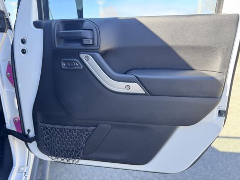 Used 2015 Jeep Wrangler Unlimited Rubicon w/ Connectivity Group image 39