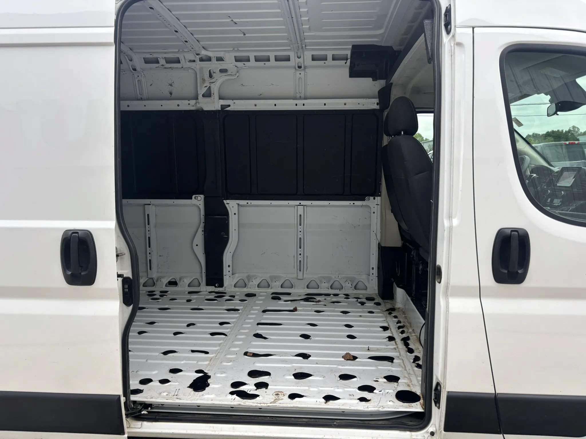 Used 2022 RAM ProMaster 2500 w/ Premium Appearance Group FWD image 11