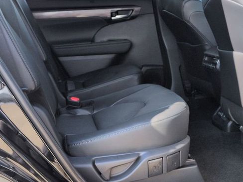 Used 2026 Toyota Highlander Platinum image 30