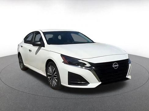 Used 2025 Nissan Altima 2.5 SV image 3