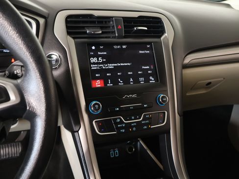 Used 2019 Ford Fusion SE FWD image 5