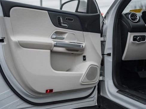 Certified 2025 Mercedes-Benz GLB 250 4MATIC image 37