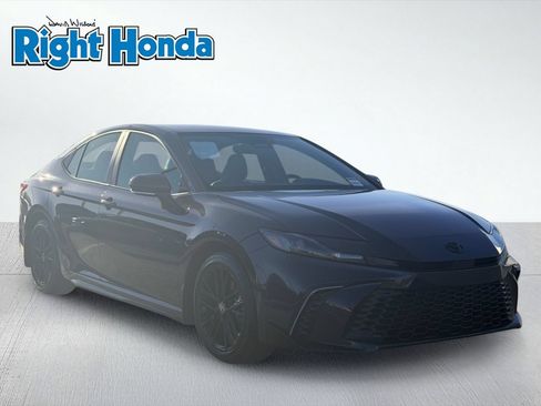 Used 2025 Toyota Camry SE w/ Convenience Package FWD image 9