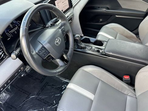 Used 2025 Toyota Camry SE w/ Convenience Package image 10