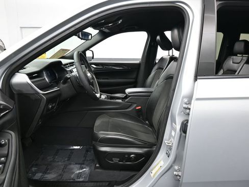 Used 2023 Jeep Grand Cherokee L Laredo RWD image 11