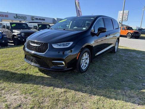 Certified 2024 Chrysler Pacifica Touring-L image 3