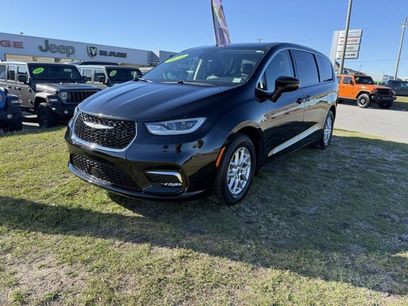 Certified 2024 Chrysler Pacifica Touring-L