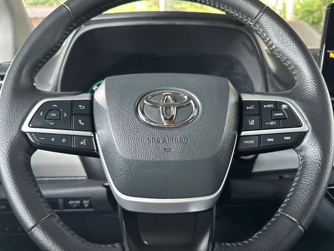 Used 2024 Toyota Sienna XLE FWD image 25