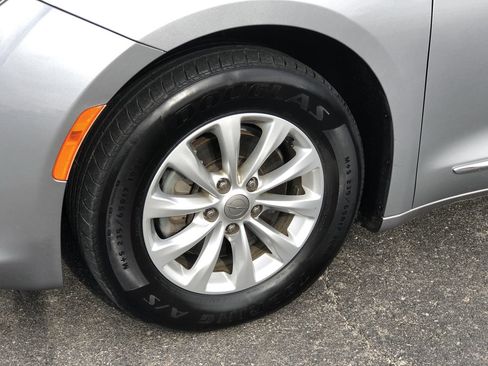 Used 2018 Chrysler Pacifica Touring-L image 2