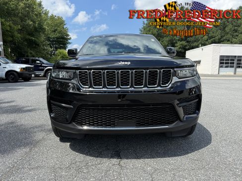 Used 2025 Jeep Grand Cherokee Laredo X AWD/4WD image 2