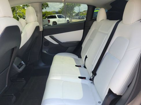 Used 2022 Tesla Model Y Performance AWD/4WD image 10