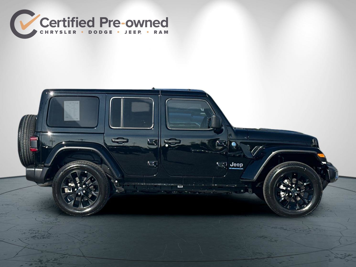 Used 2025 Jeep Wrangler Unlimited Sahara w/ Safety Group AWD/4WD image 3