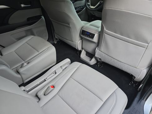 Used 2019 Toyota Highlander XLE AWD/4WD image 11