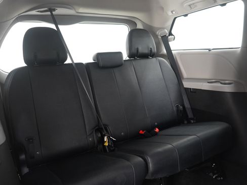 Used 2016 Toyota Sienna SE Premium image 13
