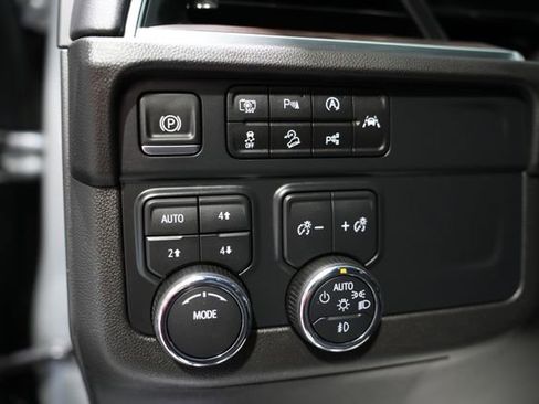 Used 2025 Chevrolet Suburban Z71 AWD/4WD image 14